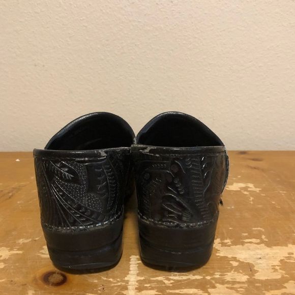 Dansko Black Tooled Leather Clogs Women’s Sz 10.5 / 41 - Picture 4 of 9